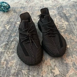 Worn once Yeezy 350 v2 “black non-reflective”